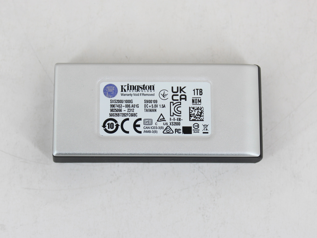 Ohne die Silikonhülle ist die Kingston-SSD sehr schlank.