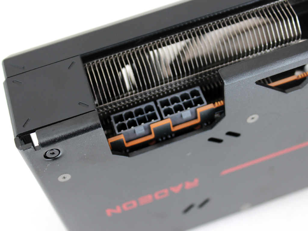 Sapphire sieht zwei 8-Pin-PCIe-Anschlüsse für die Stromversorgung des Boliden vor.