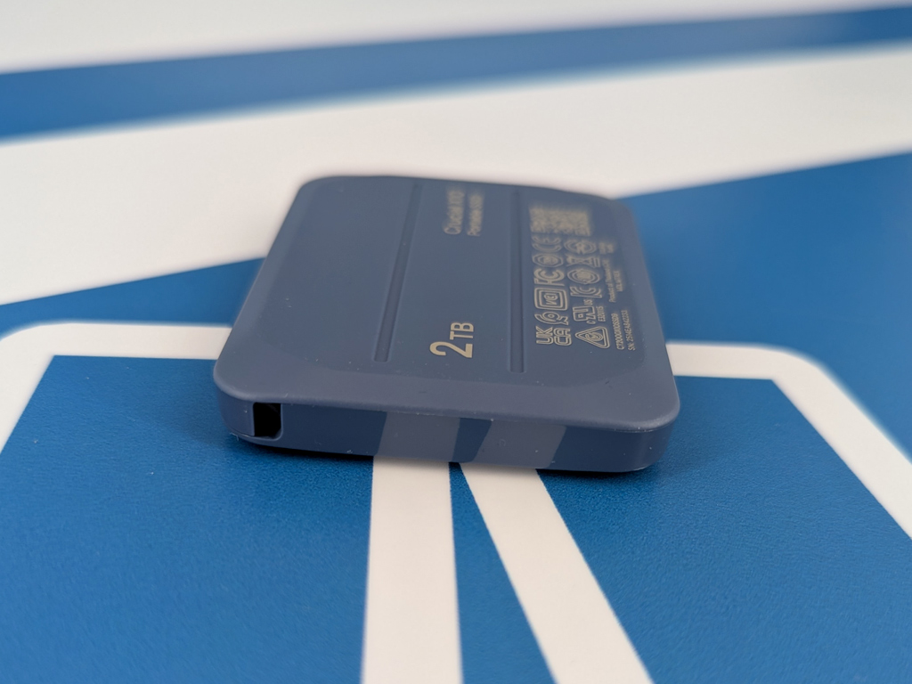 Seitlich befindet sich eine Befestigungsöse.