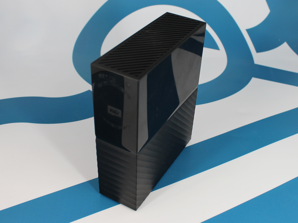 Klavierlack wertet das Kunststoff-Gehäuse auf.