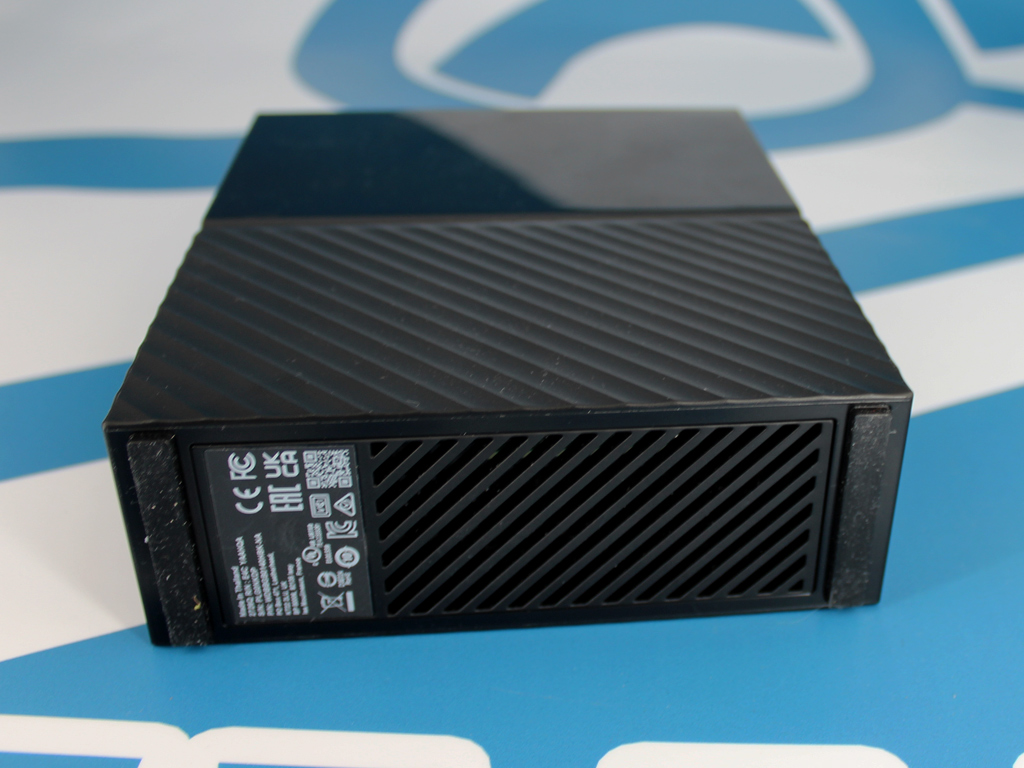 Typenschild und Lufteinlässe unten.