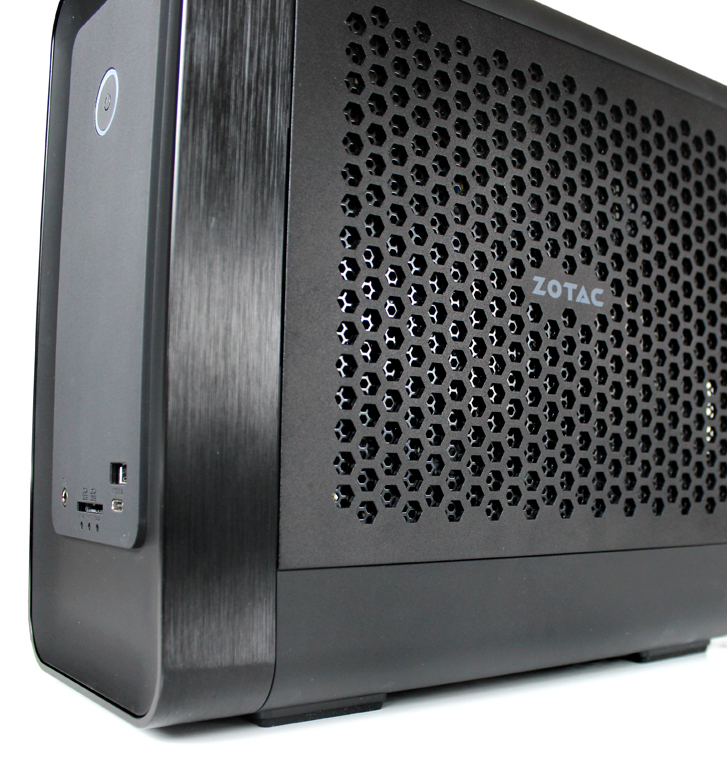 Die beiden Seitenteile sind identisch ausgeführt und mit einer schicken Meshoptik sowie Herstellerlogo versehen.