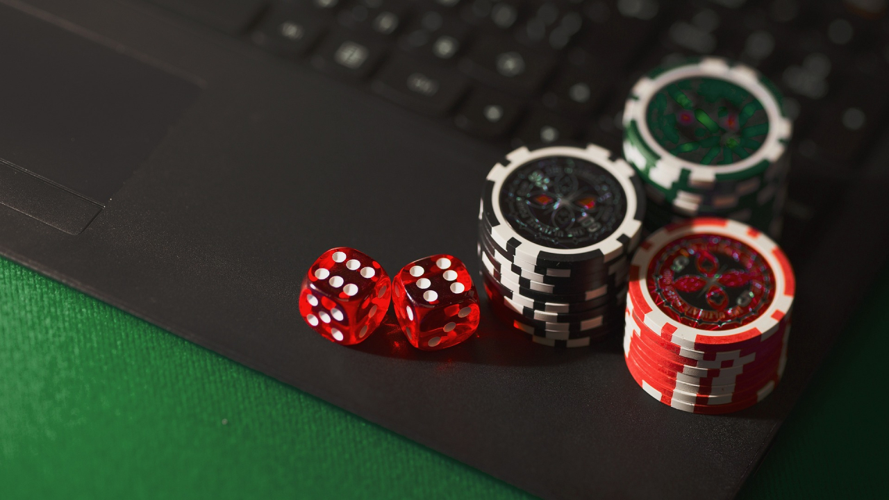 Online-Casinos bieten deutlich mehr Bequemlichkeit und Flexibilität als ihre stationären Pendants.